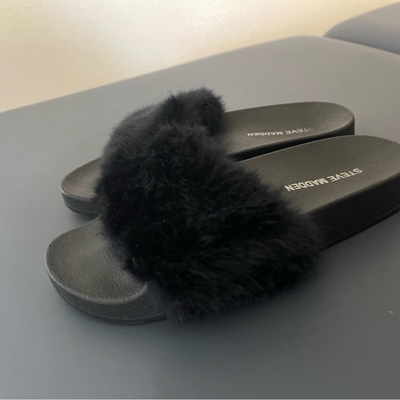 Women’s black size 5 Steve Madden fuzzy slippers - Picture 2 of 4